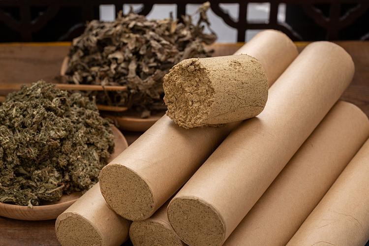 湿气较重,当地素有"艾草"的传统养艾柱艾柱图片中药艾条艾制品艾柱